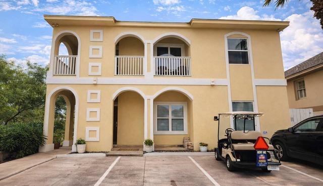Pet Friendly - Overlooks Pool Sleeps Tons