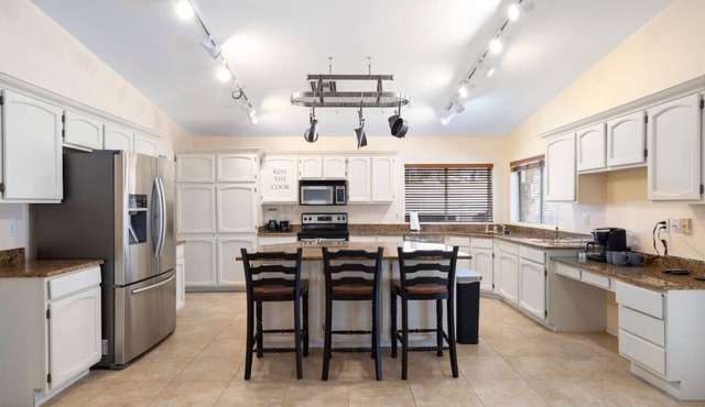 Phoenix|Getaway|5BR|Pool|KingBeds|StringLights