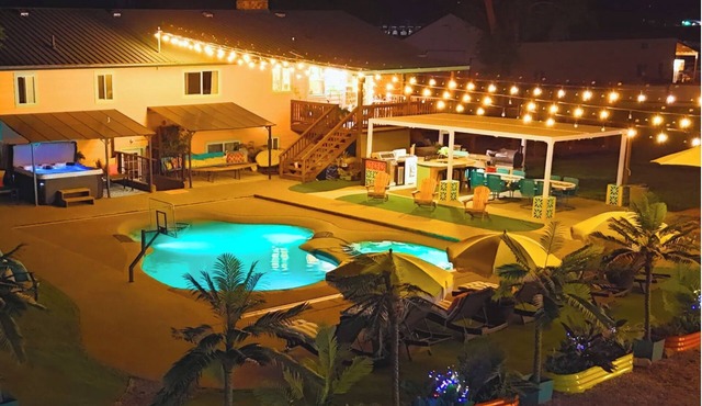 Pickleball, Pool, Arcade, Hot Tub! Sleeps 25, 12pm check in/out, no cleaning fee