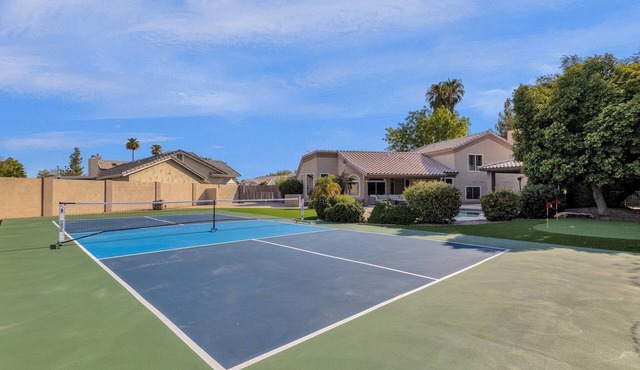 Pickleball, Pool, Hot tub, Firepit, Mini-putt, 5 BRs, Sleeps up to 15! Luxury
