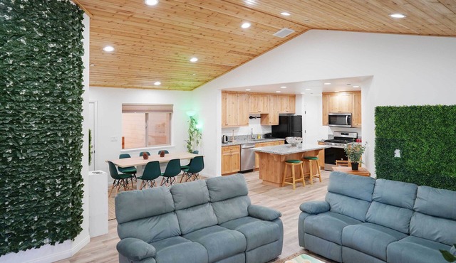 Pine Mountain Club Villa w/Sauna, Deck + Views!