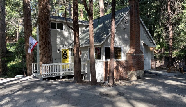 Pine Tree Hideaway with flat property/parking