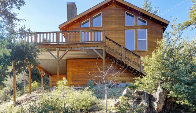 PMC Mountainside Cabin: Hit the Trails, Play Pool!