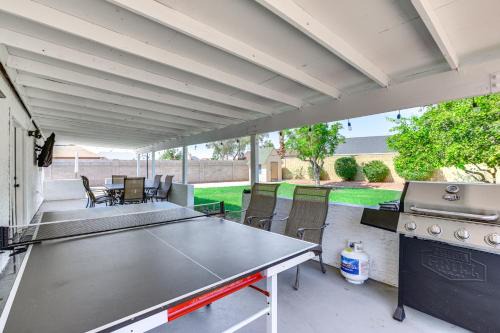 Pool, Basketball + BBQ! Glendale Group Getaway
