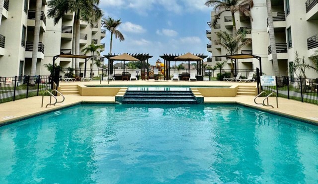 Pool & Jacuzzi Condo - Book Now!