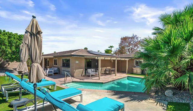 Pool Mountain Views Luxe Convenience