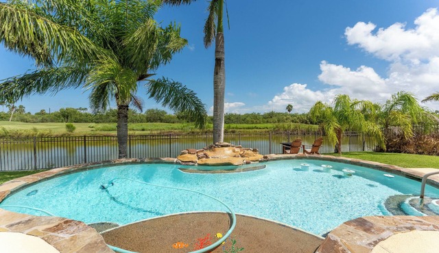 Poolside Bliss/fenced yard/water views/golf/pickleball/pets/tennis/extended stay