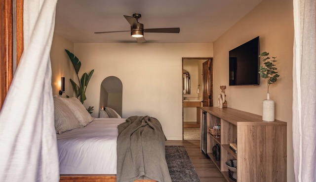 Poolside King Suite Escape