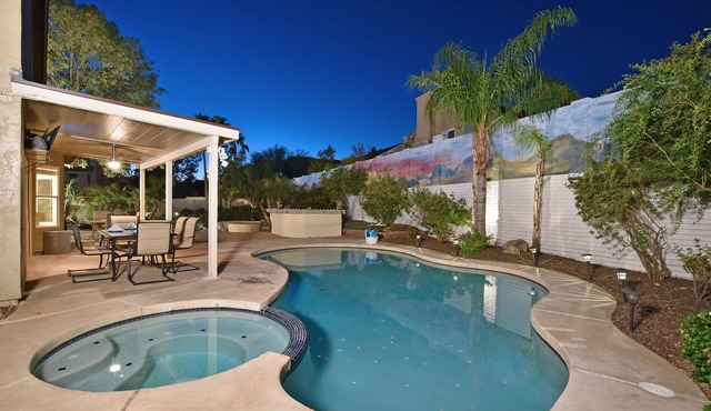 Poolside Paradise 4 bedrooms/3 bath. Hot tub, pool and putting green