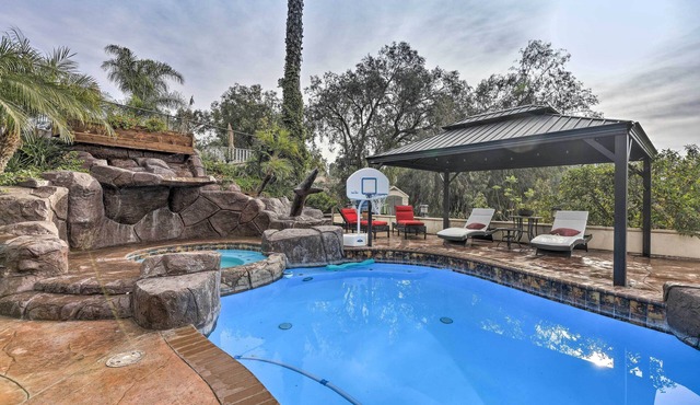 Poolside Relaxation: Whitter Oasis 14 Mi to Disney