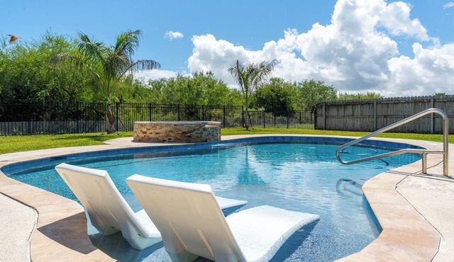 Poolside retreat/golf/p-ball/tennis/fenced yard/pets/sun/fun/extended stay