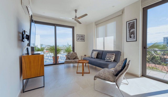 Porto Santo beautiful 1 bedroom flex, king bed+sofa bed steps from playa de oro.
