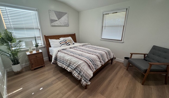 Prime Location! Mid-Century Short-Term Rental near Long Beach Landmarks
