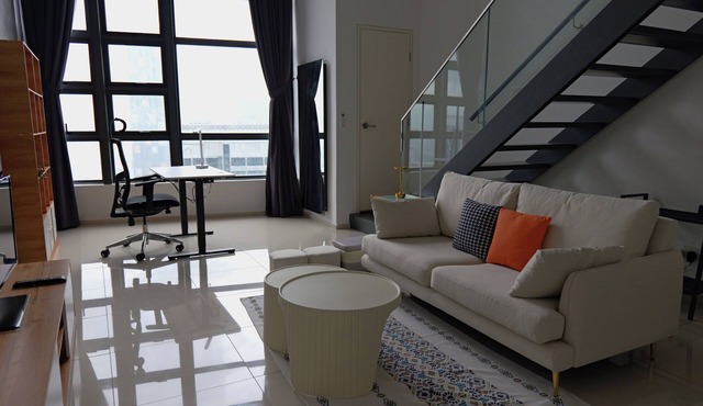 Privat Duplex Loft with Skyline Views & Standing Desk