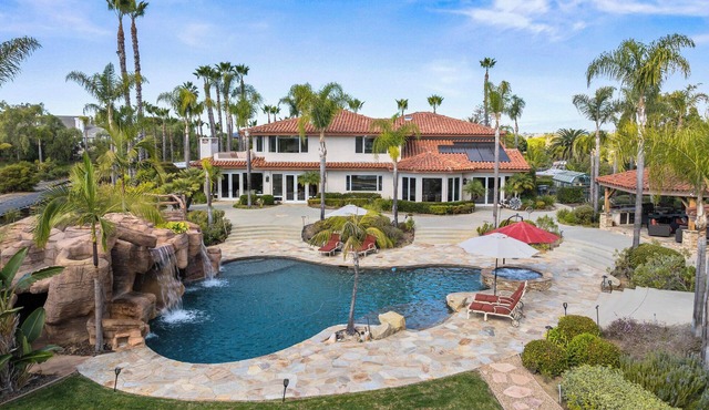 Private 2 acre 5-bedroom estate in Encinitas with resort pool and guest house in Encinitas