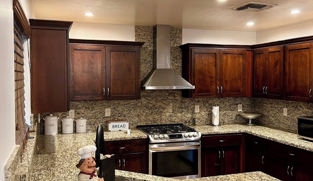 Private 4bd 2ba, Kbed, 5TVs, 2 65” tv, 6beds,AC, WiFi, 2 Story Home