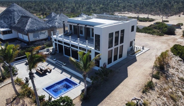 Private Beach house oasis. Walk on waterfront. Kiting paradise at your door.
