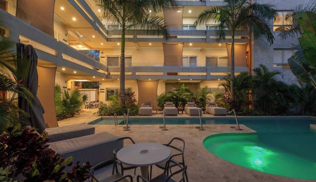 Private condo ideal for group/family, 12 people
