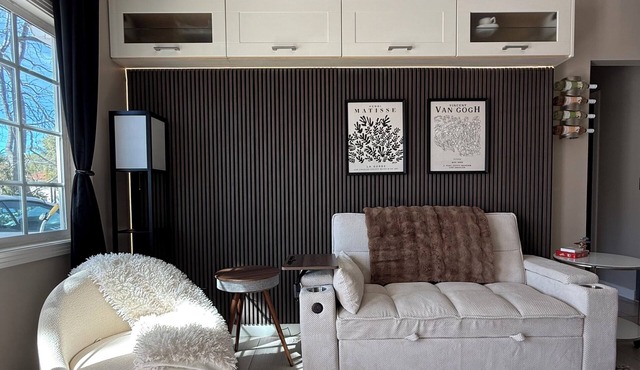 Private Guest House Suite located in a Cul-de-sac neighborhood of Agoura Hills