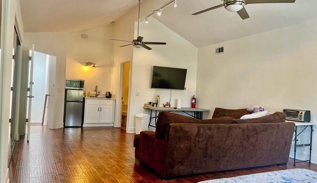 Private guest-suite with separate entrance