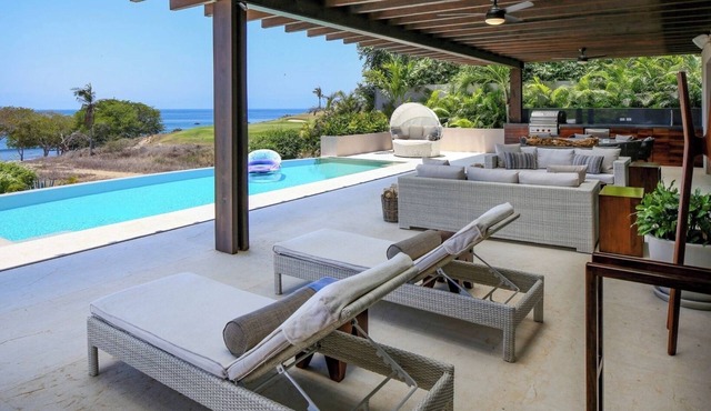 Private home with pool. 2 Nicklaus golf courses. Plenty of amenities & activity