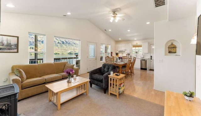 Private Lakefront Retreat - Hot Tub - Dock - EV Charger - Near Lake Chelan