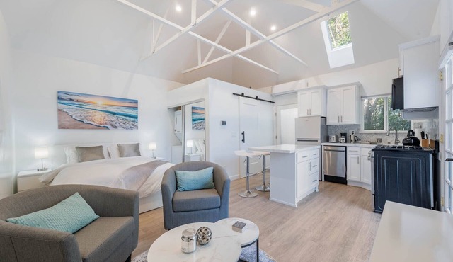 Private modern studio in the heart of LA. Fully equipped w/full kitchen, W/D