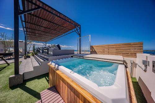 Private Plunge Pool Penthouse, Sea Views