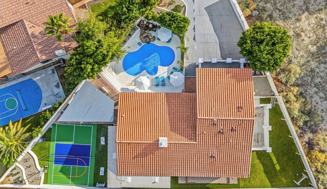 Private pool,Pickleball+Basketball,Gameroom, bocce+horseshoe+grassy yard 4 games