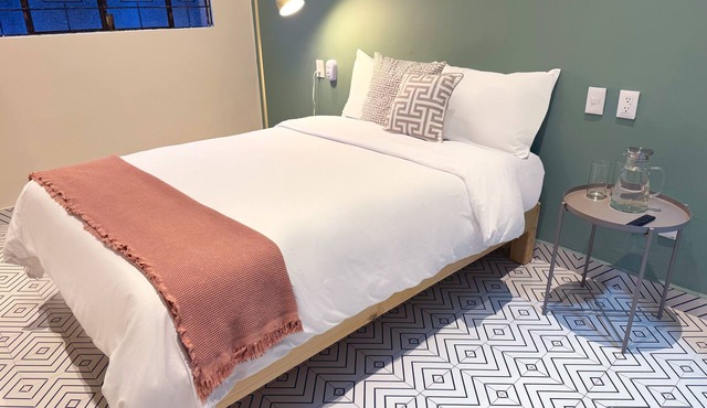 Private room with private bathroom in the Americana neighborhood