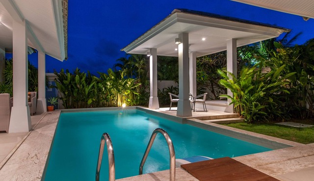 Private Villa With Pool and Garden, 3 Minute Walk to the Beach