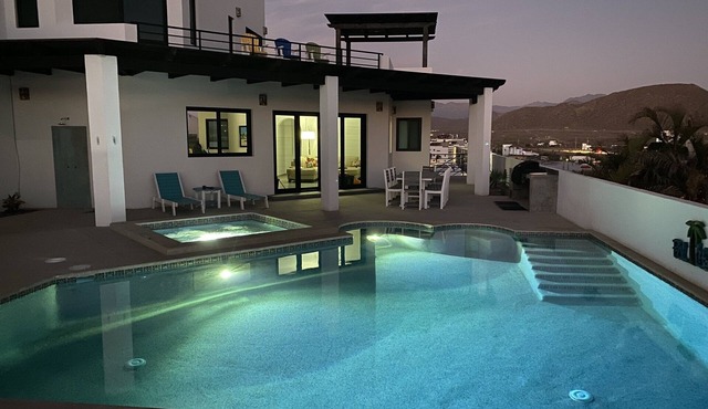 PROMO 5% WEEKLY/10% MONTHLY Villa Emidora with heated pool and Jacuzzi!