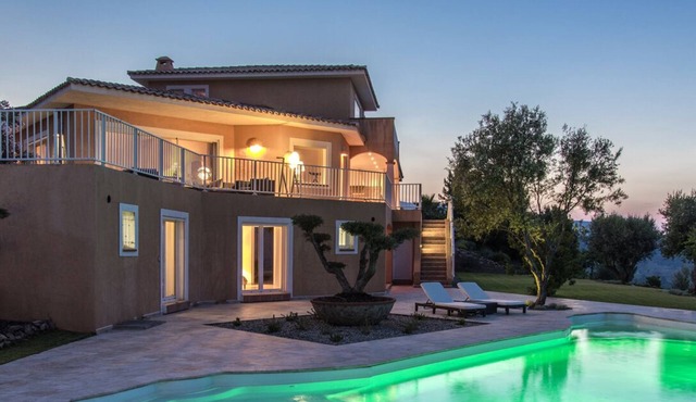 Property 480m2, sea view, heated swimming pool 6 bedrooms, 6 bathrooms, 3mn from the beach