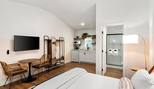 Pulehua Studio suite.hōʻoluʻolu