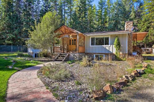 Quaint Priest Lake Cabin w/Patio < 1 Mi to Lake!