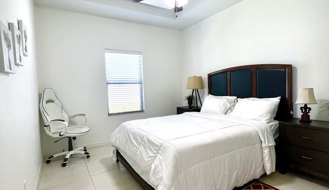 Queen size bed, gated and modern apt. Excellent location