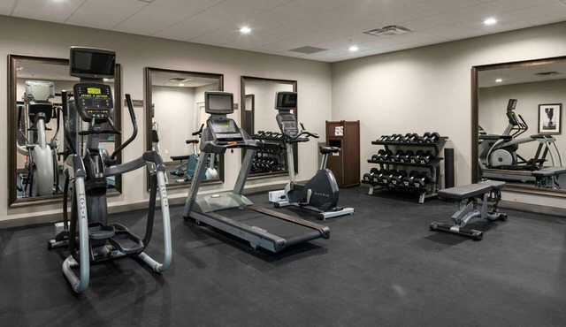 Queen Studio Suite w/Free Daily Breakfast