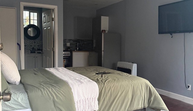 Quiet, Charming LA Back house — Minutes from SOFI, the Forum & the Beach