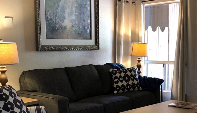 Quiet newly remodeled 2 bedroom N. Phoenix condo!