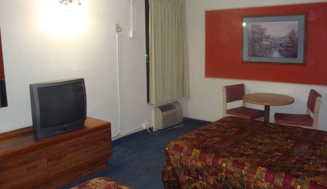 Quiet Pet-Friendly Room w/Free Parking + Close Proximity to Windsor Beach