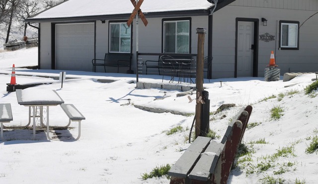 "Quinn"tessential RailFan Accommodations 4 People 13& up. 2 Bedroom, 1 Bathroom