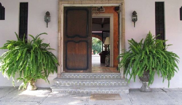 Ranch,exotic gardens,walking distance to town and lake