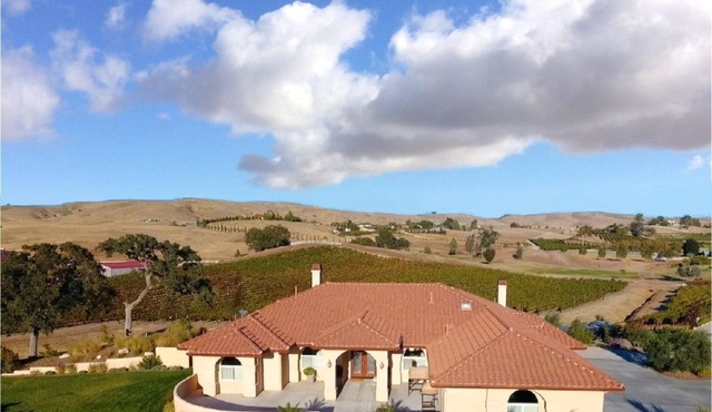 Rancho Beruli: Close to Town, Vineyard Living, Outdoor Pizza Oven, 3 King Beds