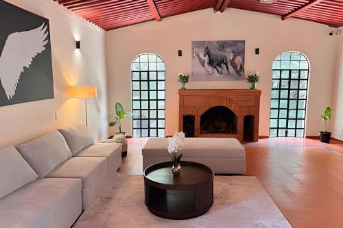 Rancho con cuatrimotos y cine