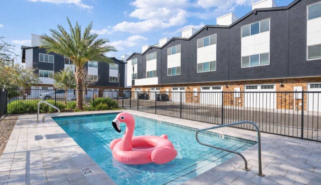 Rare Dual Townhome Retreat, 6BR Near OldTown, Pool