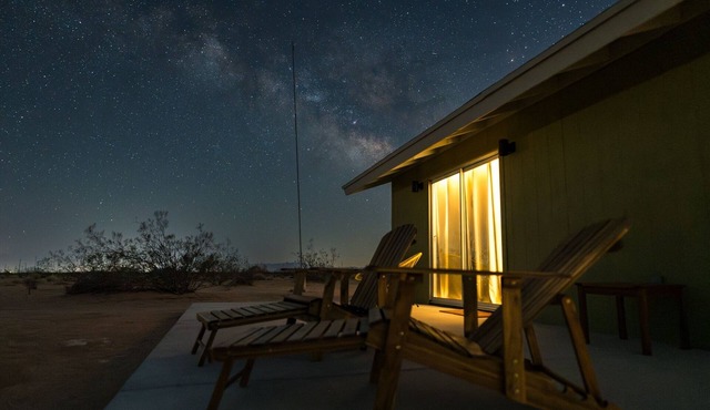 Relax In Style At The Green Jackrabbit - Hot Tub, Record Player 1 Bedroom Home by RedAwning