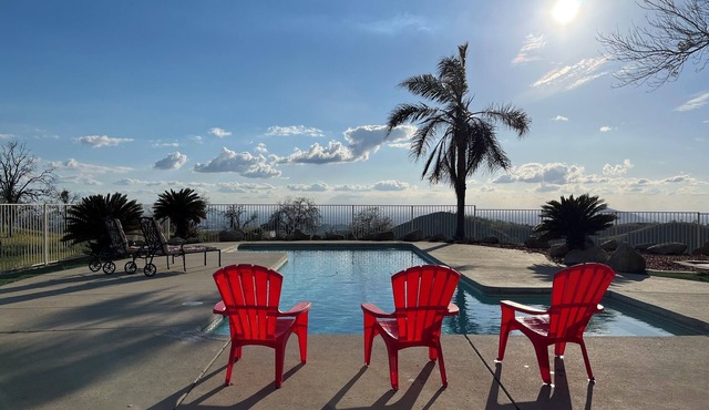 Relax pool side enjoy amazing views 3-bedroom villa, 30 min below National park! in Yokuts Valley