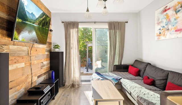 Relaxation at its finest! Modern cozy home with WiFi and AC in San Fernando