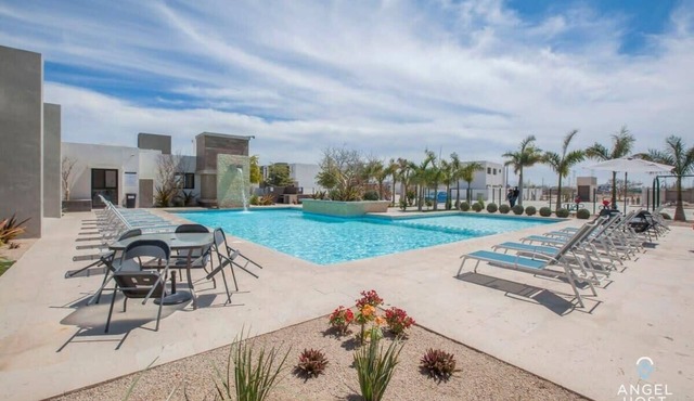 Relaxing Getaway, Pool Access, BBQ and Smart TV