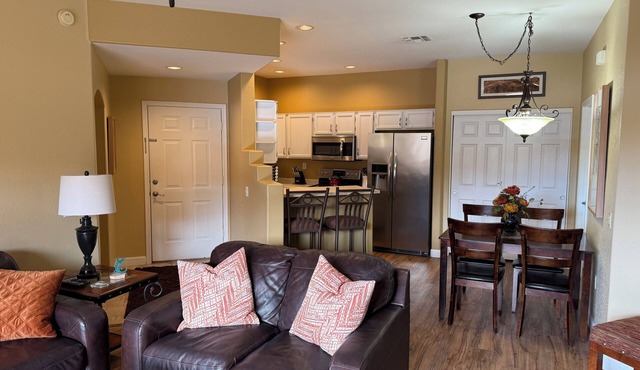 Remodeled Gated Unit with Large Decks, 3 pools, Hot Tubs, Tennis, Pickleball
